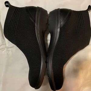 Women’s Clarks-Black Ankle Boots-8 1/2